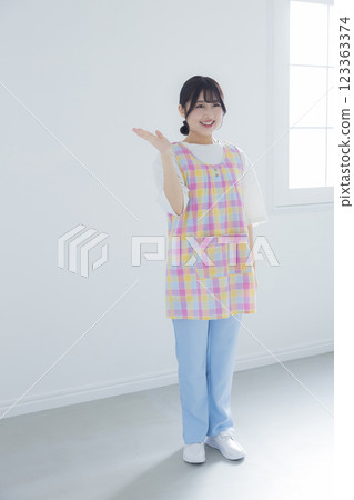 微笑的年輕托兒所老師 123363374