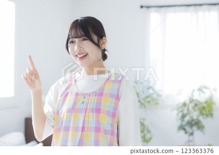 微笑的年輕托兒所老師 微笑的年輕托兒所老師 123363376