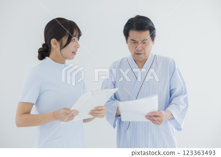 中年男子對他的測試結果感到震驚 中年男子對他的測試結果感到震驚 123363493