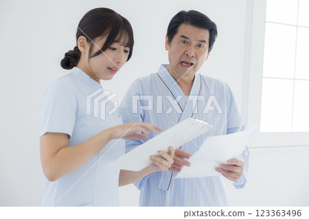 中年男子對他的測試結果感到震驚 中年男子對他的測試結果感到震驚 123363496