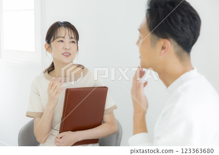 一名男子正在接受女美容師的諮詢 123363680