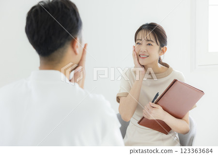 一名男子正在接受女美容師的諮詢 一名男子正在接受女美容師的諮詢 123363684