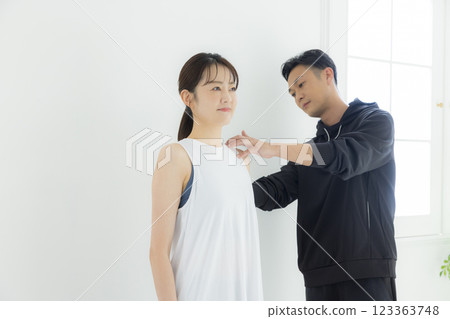 Men and women in sportswear, trainers 123363748