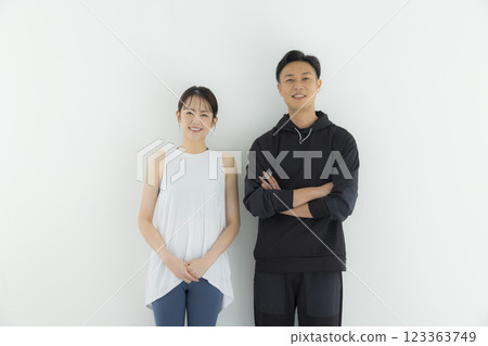 穿著運動服和運動鞋的男士和女士 穿著運動服和運動鞋的男士和女士 123363749