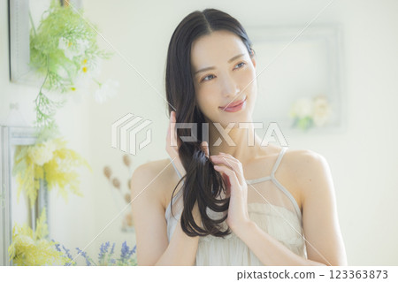 年輕女子，頭髮護理圖像 123363873