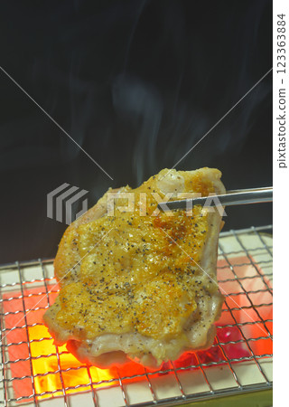 在煙燻炭烤架上烤雞腿 在煙燻炭烤架上烤雞腿 123363884