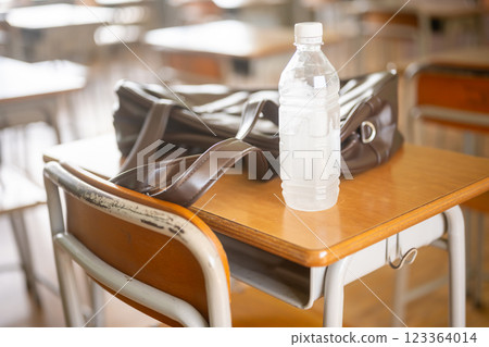 課桌上的冷凍塑膠瓶和袋子 123364014