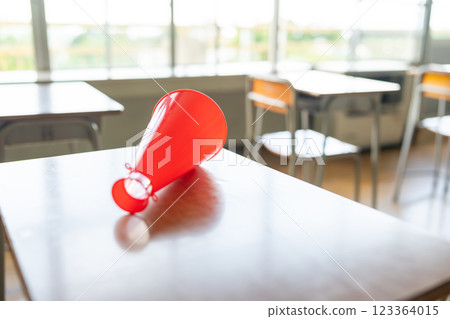 教室桌上的紅色擴音器 123364015