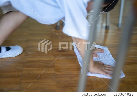 一名一年級男孩正在拖地 123364022