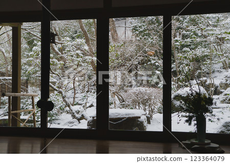 下雪天，去京都的一個花園。 123364079