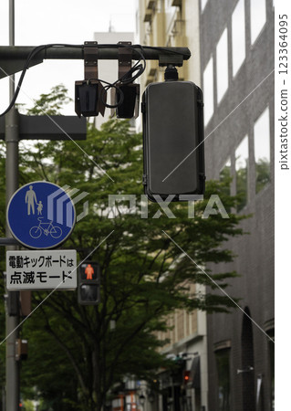 防止交通事故的道路標誌和道路標記 防止交通事故的道路標誌和道路標記 123364095