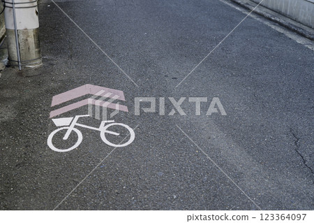 防止交通事故的道路標誌和道路標記 防止交通事故的道路標誌和道路標記 123364097