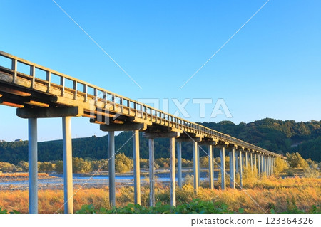 [Shizuoka Prefecture] Horai Bridge bathed in the setting sun 123364326