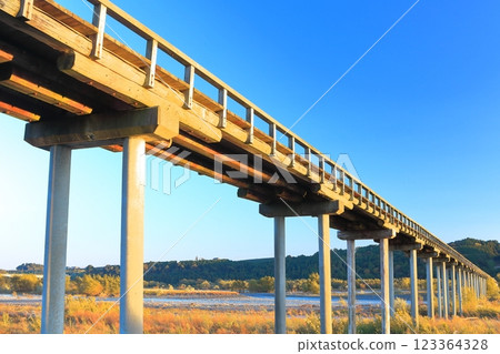 [Shizuoka Prefecture] Horai Bridge bathed in the setting sun 123364328