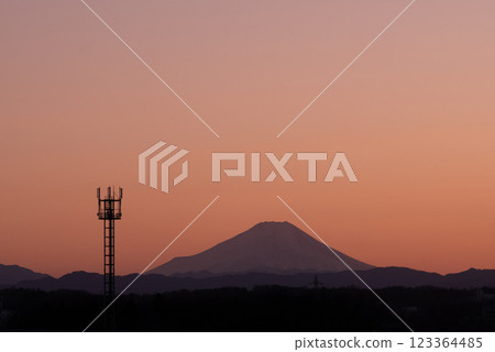 夕陽下的富士山和塔 夕陽下的富士山和塔 123364485