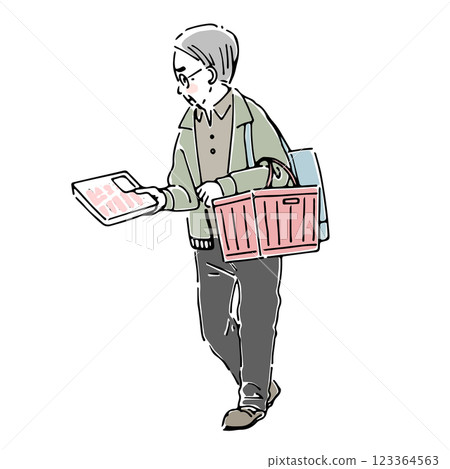 一位老人提著購物籃購物 123364563