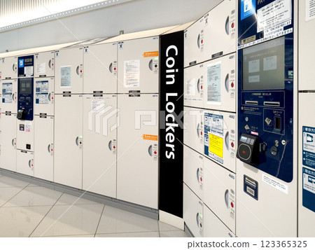 硬幣儲物櫃安裝在公共設施中 123365325