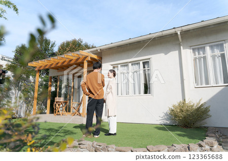 Smiling couple in the garden Smiling couple in the garden 123365688