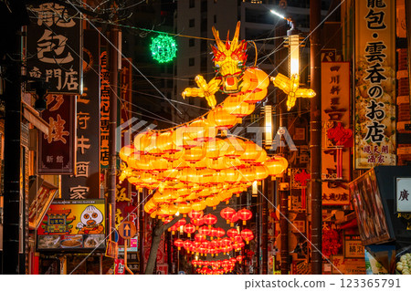 <神奈川縣>深夜在冷清的橫濱中華街閃耀的龍燈 123365791