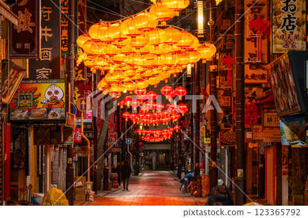 <神奈川縣>深夜在冷清的橫濱中華街閃耀的龍燈 123365792