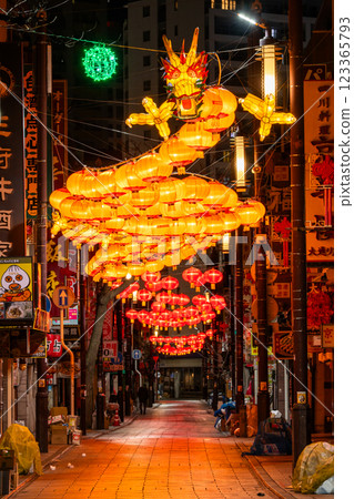 <神奈川縣>深夜在冷清的橫濱中華街閃耀的龍燈 123365793