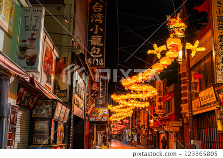 <Kanagawa Prefecture> Dragon lanterns shining late at night in the deserted Yokohama Chinatown <Kanagawa Prefecture> Dragon lanterns shining late at night in the deserted Yokohama Chinatown 123365805