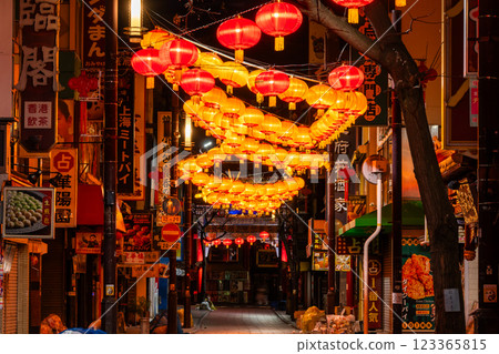 <Kanagawa Prefecture> Dragon lanterns shining late at night in the deserted Yokohama Chinatown 123365815