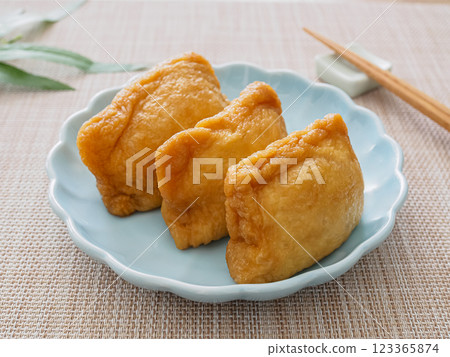 稻荷壽司盛在盤子裡 123365874