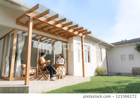 放鬆在庭院裡的夫婦 放鬆在庭院裡的夫婦 123366272