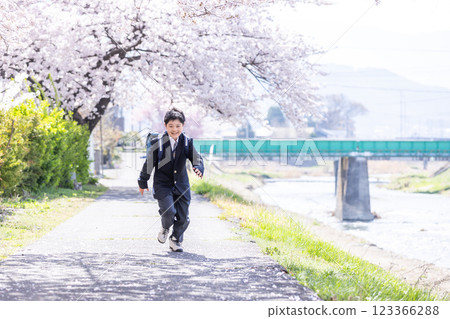 櫻花下奔跑的男學生 櫻花下奔跑的男學生 123366288