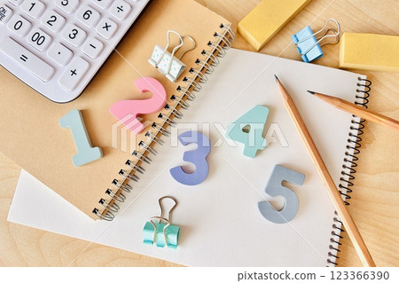 桌上的數字、學習或家庭會計的圖像 123366390
