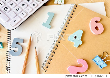 桌上的計算機、筆記本和數字 桌上的計算機、筆記本和數字 123366391