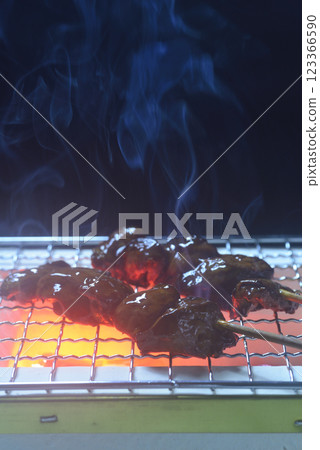 在冒煙的炭火上烤雞內臟 在冒煙的炭火上烤雞內臟 123366590