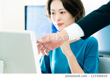 Businesswoman receiving advice from her boss 123366626
