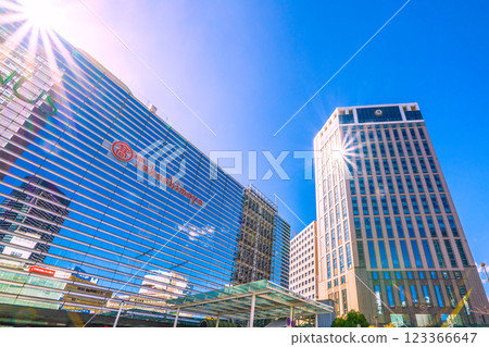 日本橫濱城市景觀的新時代…沐浴在陽光下的橫濱灣喜來登酒店和橫濱高島屋…=2 月 26 日 123366647