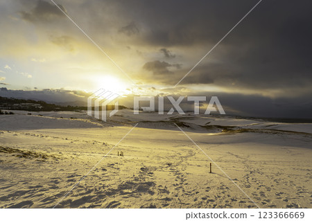 鳥取沙丘的雪景日落 123366669
