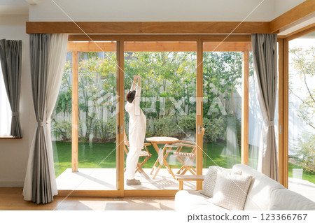 放鬆在遊廊的婦女 123366767