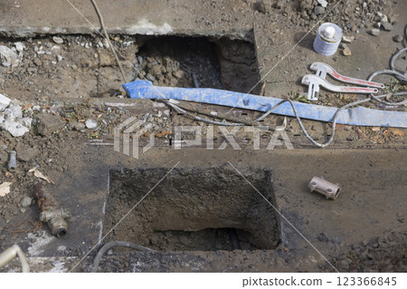The water from the leak was pumped up and the sinking occurred. 123366845
