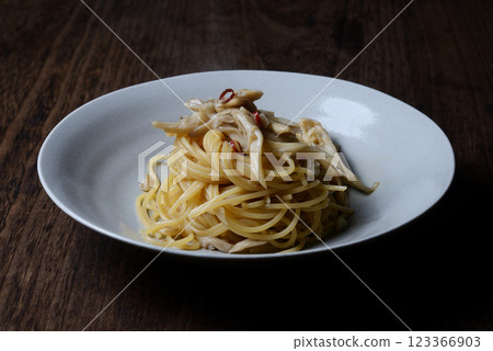 Japanese spaghetti mushroom 123366903