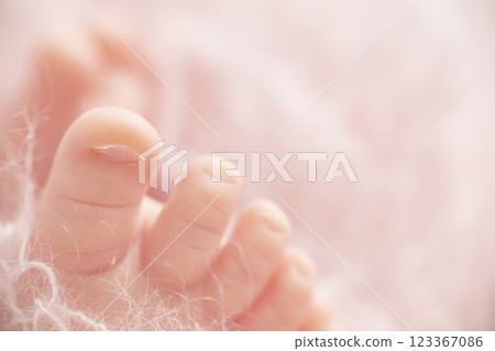 legs of the baby in openwork knitted fabric. invitation or greeting card. for baby shower or newborn. Copy space. legs of the baby in openwork knitted fabric. invitation or greeting card. for baby shower or newborn. Copy space. 123367086
