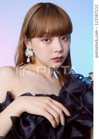 一個穿黑色連衣裙的女人 123367212