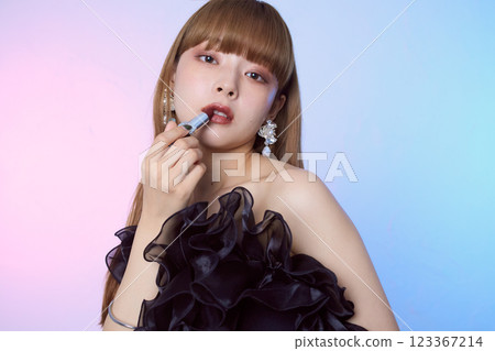 一個穿黑色連衣裙的女人 123367214