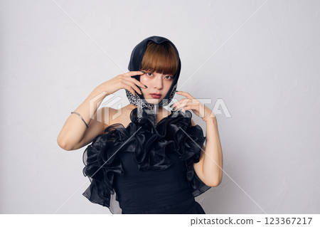 一個穿黑色連衣裙的女人 123367217