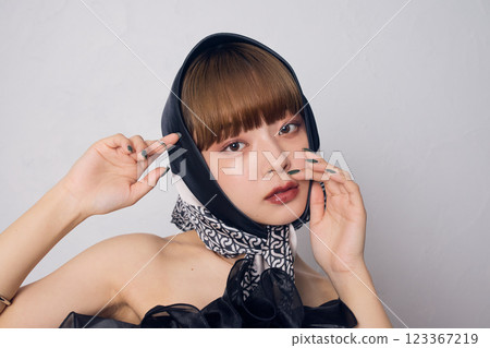 一個穿黑色連衣裙的女人 123367219