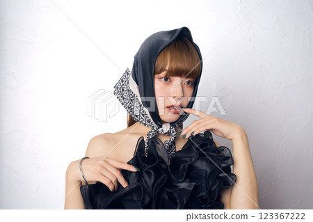 一個穿黑色連衣裙的女人 123367222