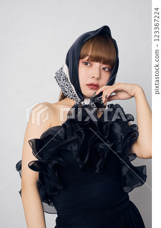 一個穿黑色連衣裙的女人 一個穿黑色連衣裙的女人 123367224