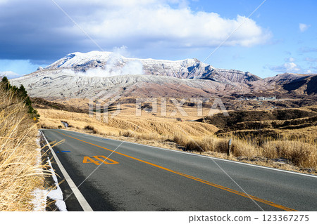 冬季的阿蘇山煙霧繚繞,火山景觀 冬季的阿蘇山煙霧繚繞,火山景觀 123367275