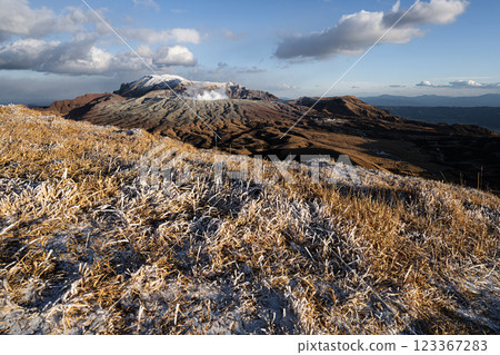 冬季的阿蘇山煙霧繚繞，火山景觀 123367283