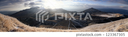 冬季的阿蘇山煙霧繚繞，火山景觀 123367305