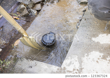 在水管破裂且水從截止閥溢出的地方挖一個洞 123367324